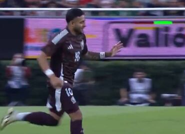Alexis Vega es abucheado por la afición mexicana en el estadio Akron