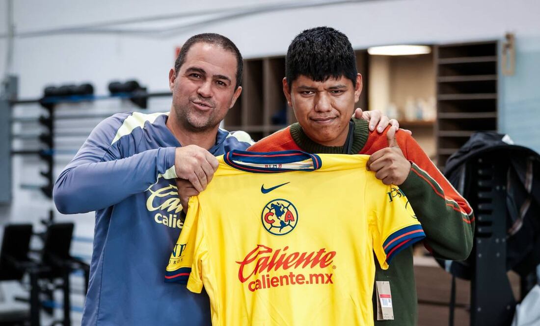 El Bebote disfrutó un momento ameno con el equipo bicampeón. Foto: @ClubAmerica