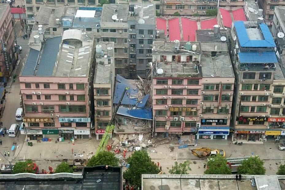 Hallan a persona viva en escombros de edificio que se derrumbó hace 3 días
