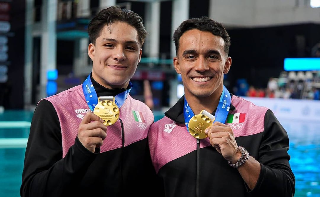 Osmar Olvera y Juan Manuel Celaya presumen sus medallas de oro. FOTO: Cortesía CONADE
