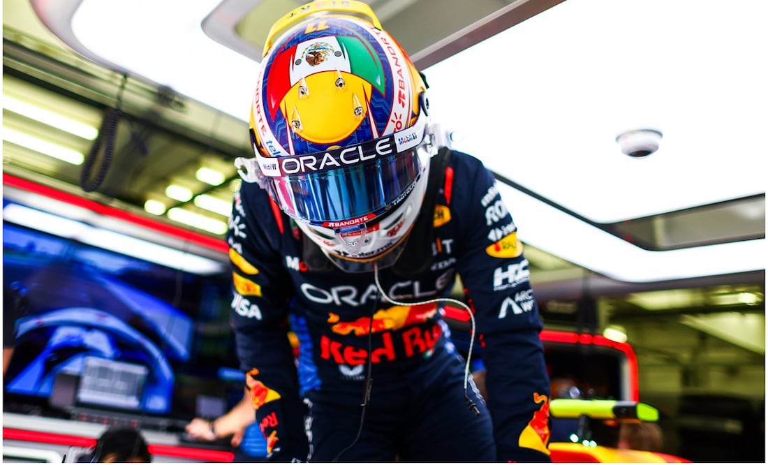Checo Pérez en el garaje de Red Bull