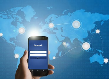 ¡Facebook te espía! La app activa la cámara de tu celular sin que lo sepas