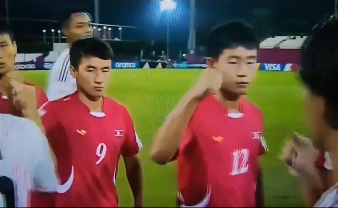 Así fue el para nada cordial saludo entre japoneses y norcoreanos. FOTO: Captura