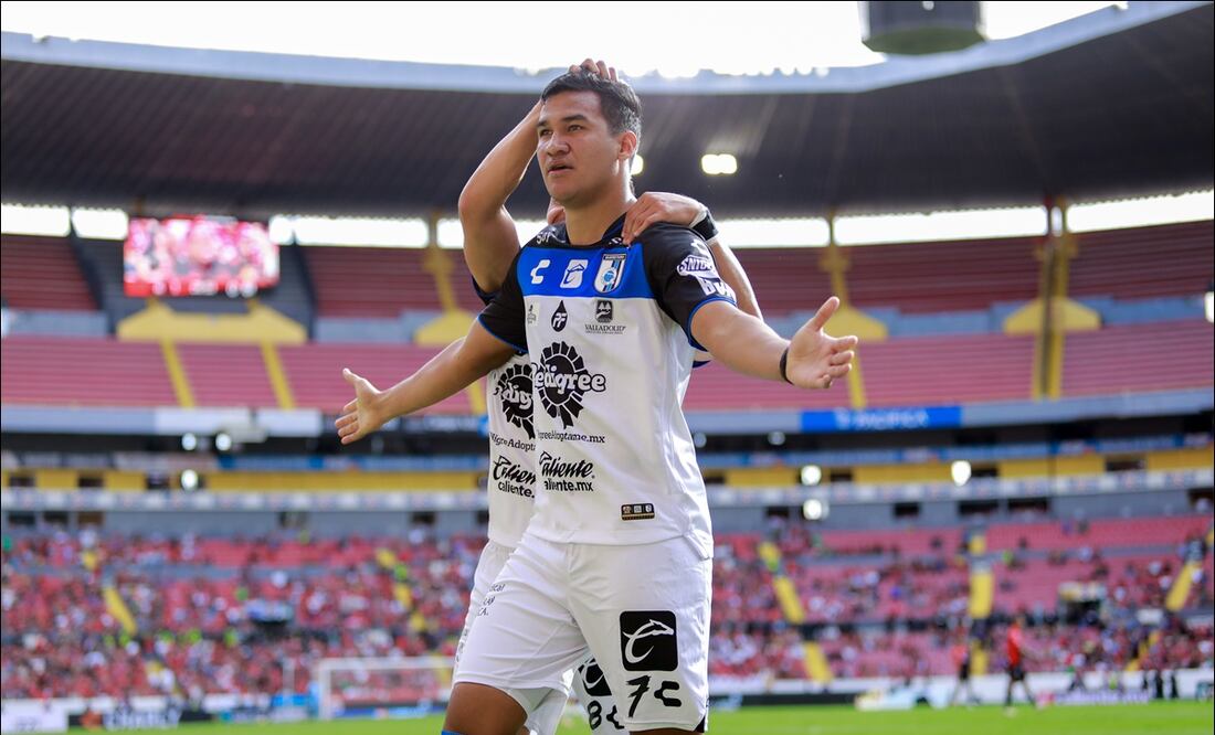 Samuel Sosa, de Querétaro, celebra uno de los goles ante Atlas. FOTO: Imago7