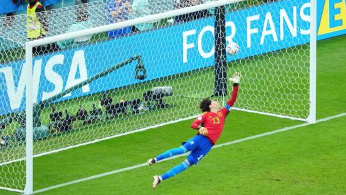 Guillermo Ochoa, pese a su estirada, no pudo evitar el golazo de Argentina que significó el 2-0 contra México. Foto: Imago7