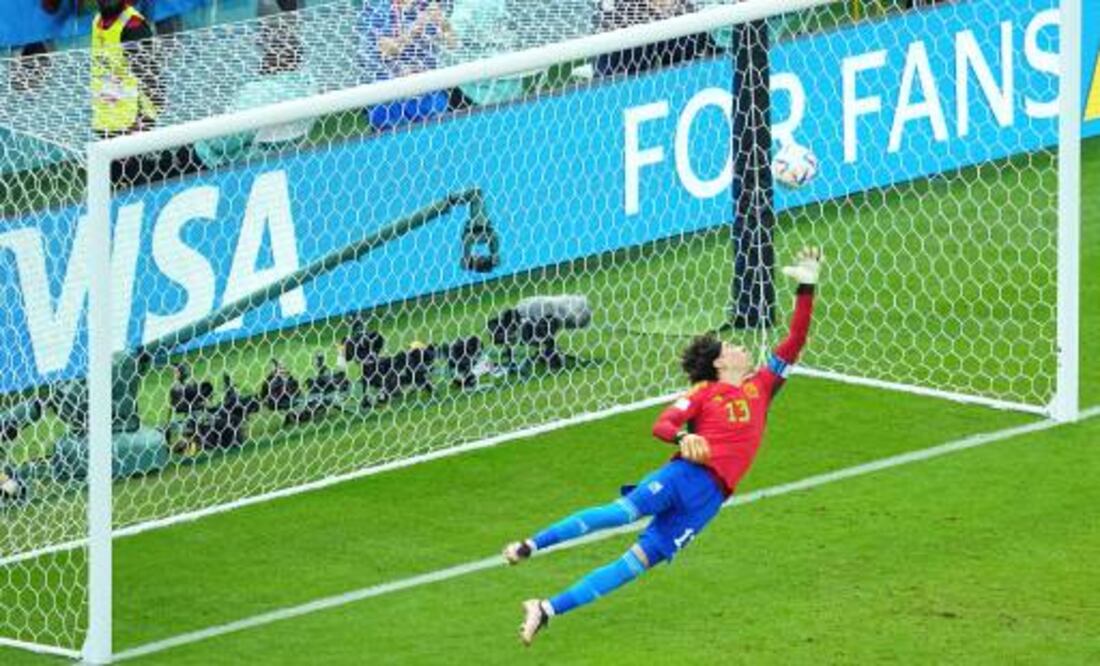 Guillermo Ochoa, pese a su estirada, no pudo evitar el golazo de Argentina que significó el 2-0 contra México. Foto: Imago7