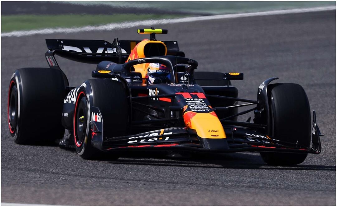 Checo Pérez durante los test de pretemporada - Foto: @redbullracing (X)