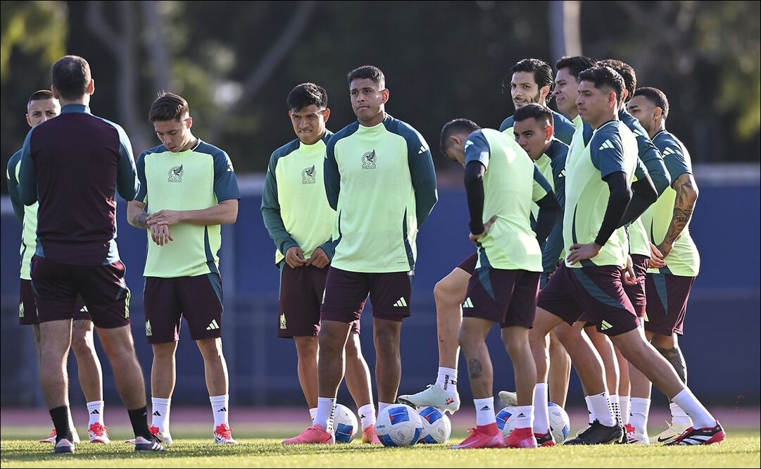 Jugadores de la Selección Mexicana escuchan con atención las indicaciones durante un entrenamiento. FOTO: Imago7