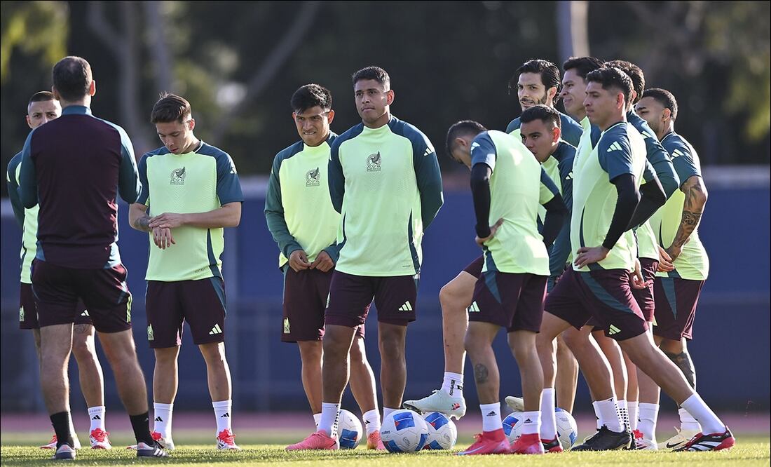 Jugadores de la Selección Mexicana escuchan con atención las indicaciones durante un entrenamiento. FOTO: Imago7