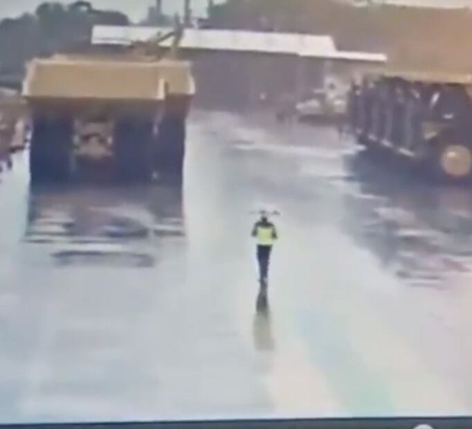 Video: Rayo cae sobre guardia de seguridad y se salva de morir rostizado