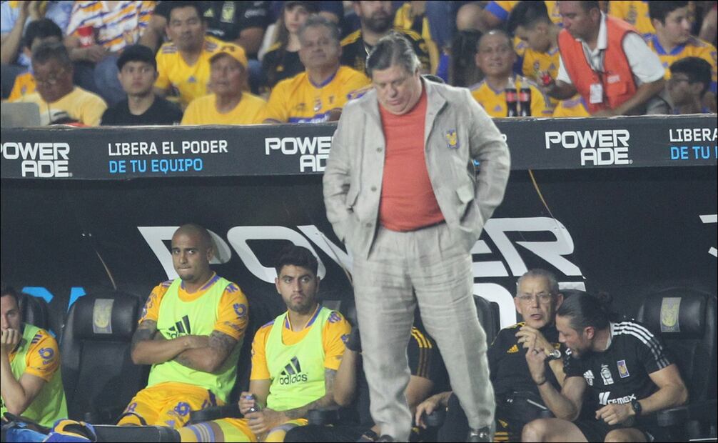 Miguel Herrera mira el césped, durante la Semifinal del Clausura 2022 ante Atlas. FOTO: Imago7