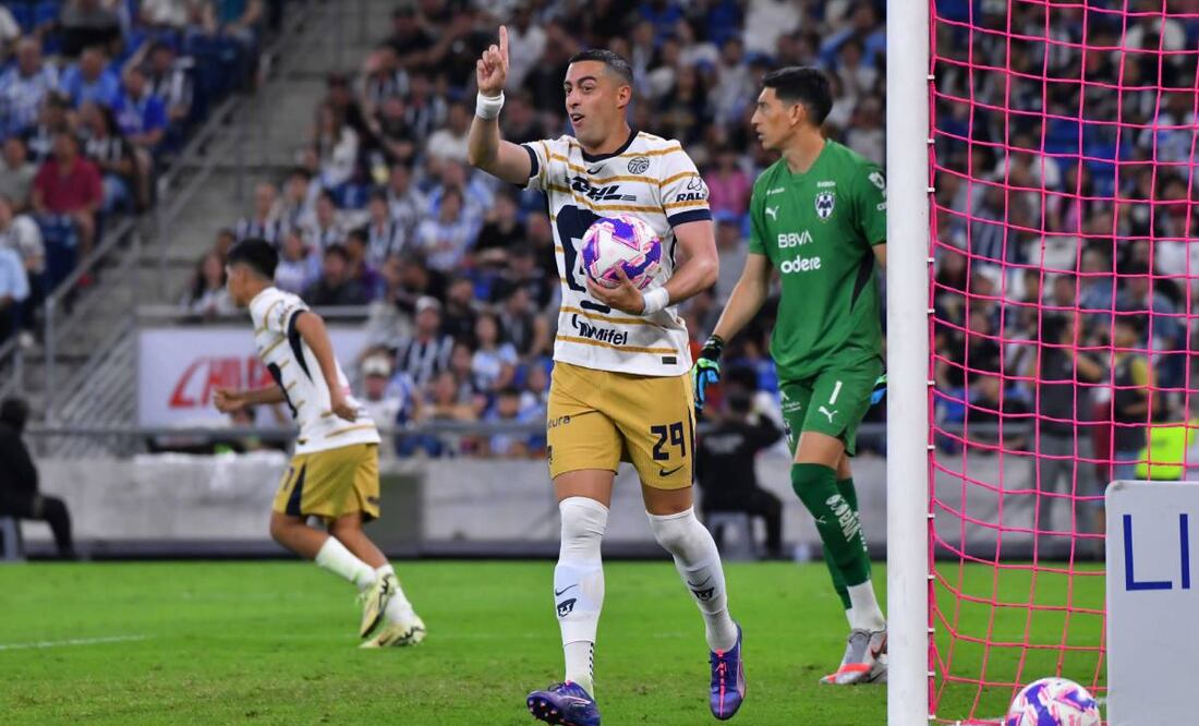 Funes Moria le marcó a Rayados, pero para mala fortuna de Pumas, estaba en fuera de lugar. Foto: Imago7