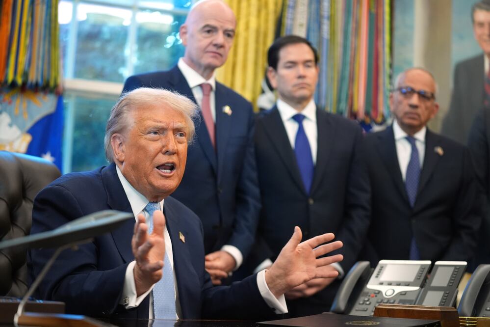 Donald Trump y Gianni Infantino anuncian facilidades para sacar la visa americana a quienes tengan boletos del Mundial / Foto: AP