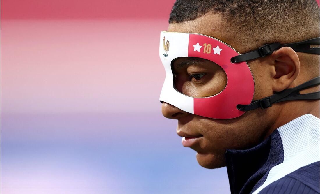 La máscara de Kylian Mbappé para proteger su nariz - Foto: AFP