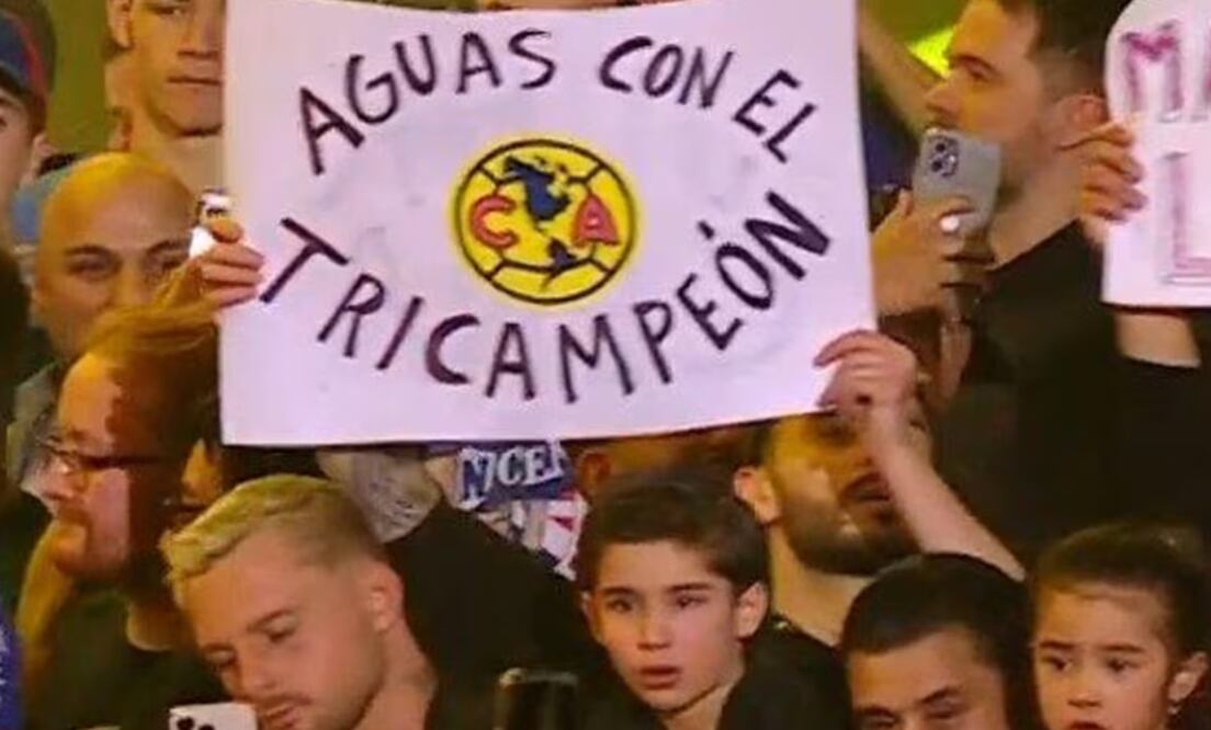 Aficionado presume cartel del tricampeonato del América / Foto: Especiales