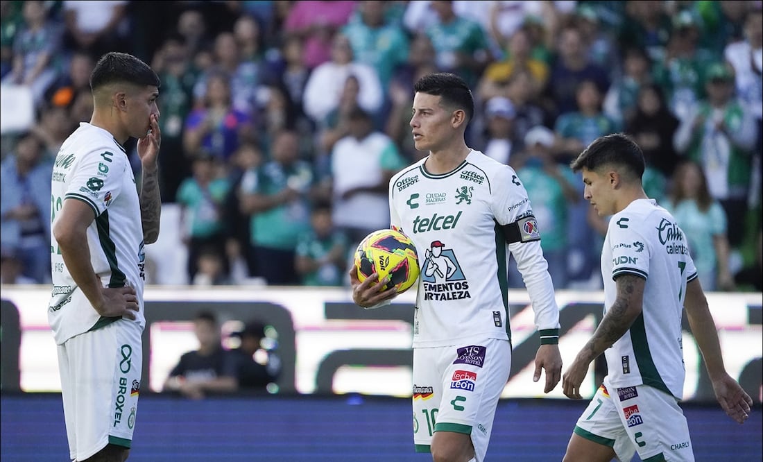 James Rodríguez carga la pelota durante el partido ante los Bravos de Juárez. FOTO: Imago7