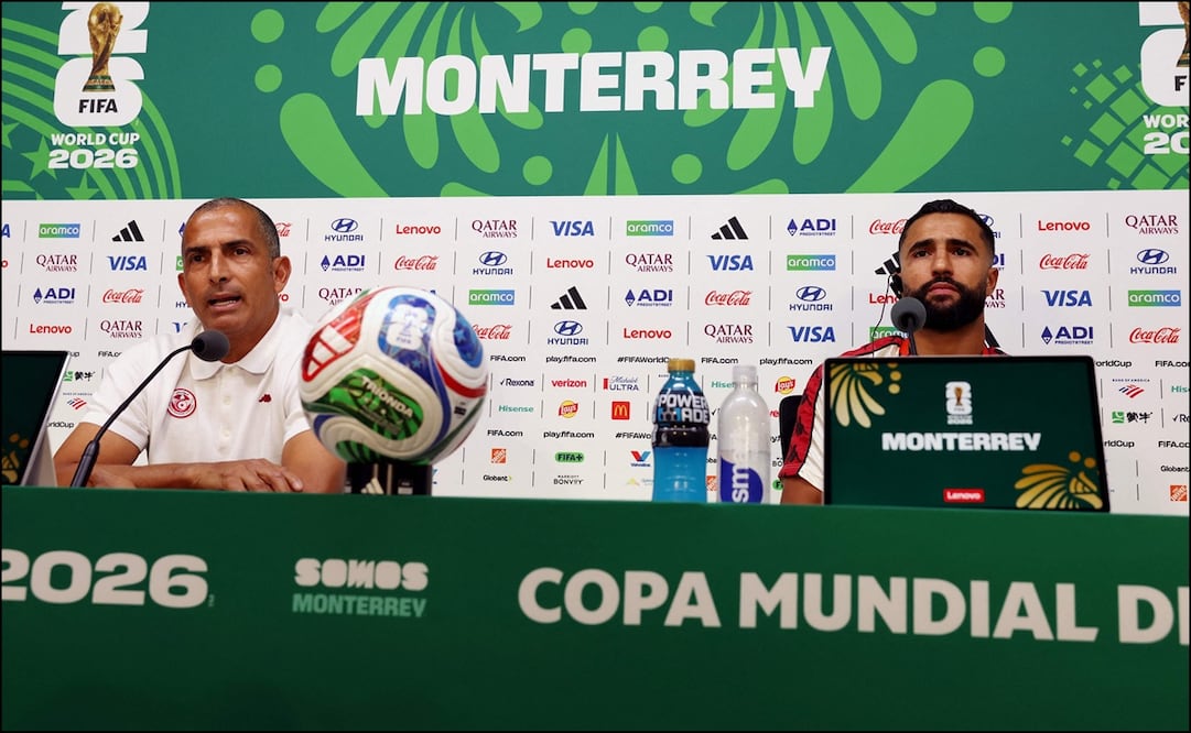 Sabri Lamouchi, entrenador de Túnez, y el defensa Ali Abdi dan sus impresiones en el Estadio Monterrey, previo a su partido ante Suecia. FOTO: AFP