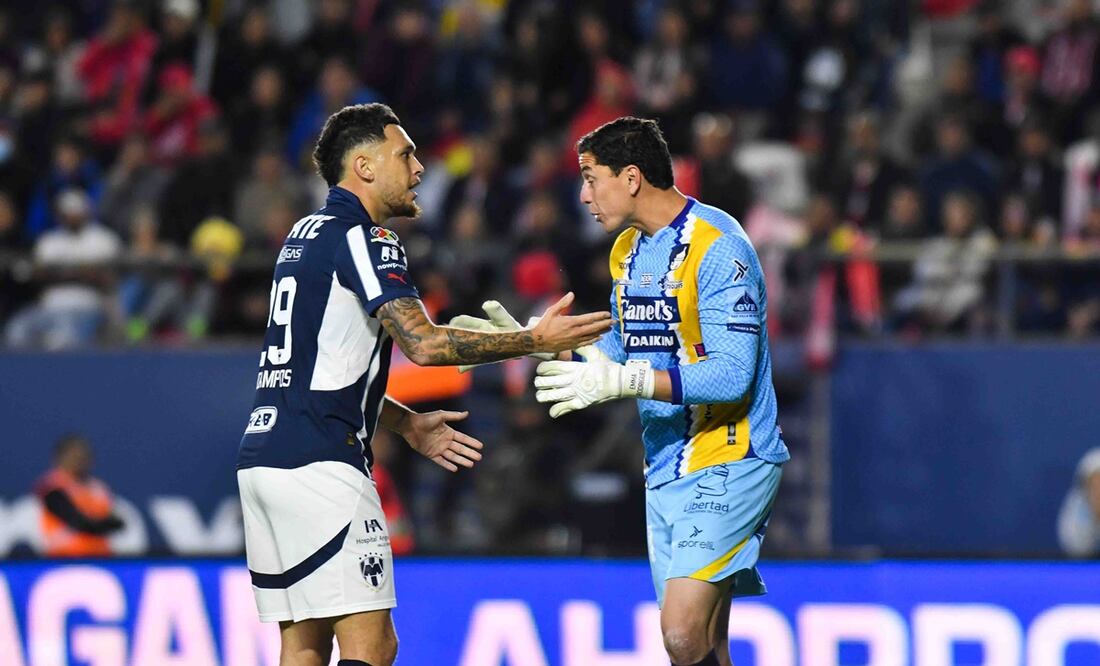 Lucas Ocampos y Andrés Sánchez discutiendo, durante la Semifinal de Ida del Apertura 2024 entre el Atlético de San Luis y Monterrey - Foto: Imago7