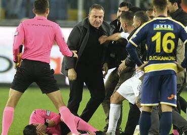 Federación Turca del Futbol "castiga" de por vida a Faruk Koca, tras agredir a un árbitro