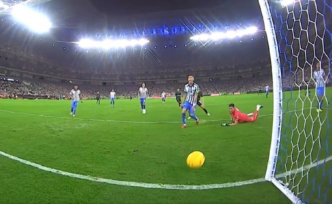 Andrada no contuvo el remate de Cowell y provocó el autogol de Moreno para darle la ventaja a Chivas. Foto: Especial