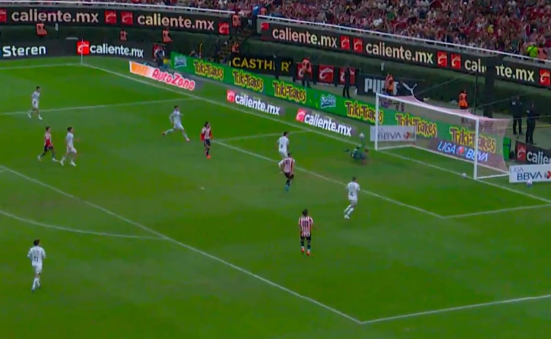 Cade Cowell entró de cambio ante Necaxa y le dio el empate parcial a las Chivas. Foto: Especial