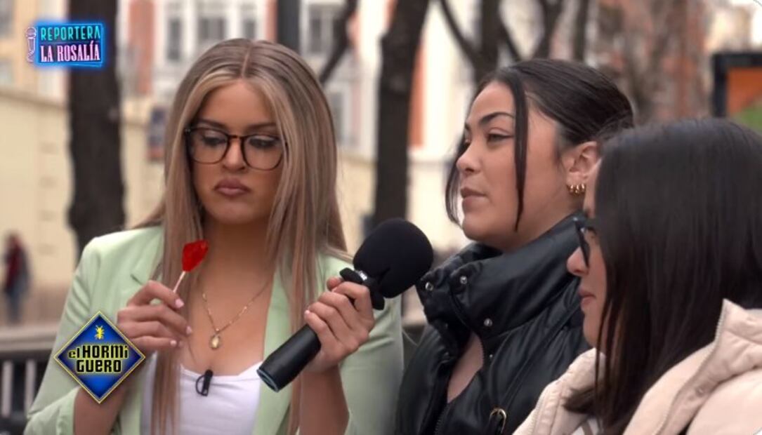 Rosalía se disfraza de reportera y sale a la calle a preguntar sobre su música