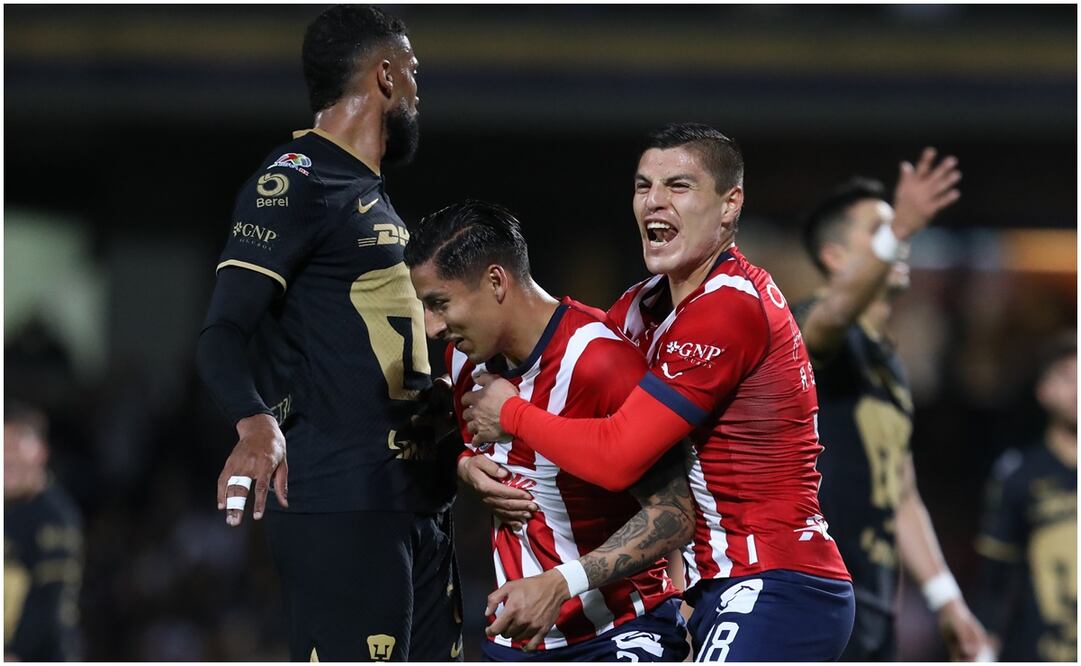 Jugadores de Chivas festejando un gol en Ciudad Universitaria ante Pumas / FOTO: Imago7