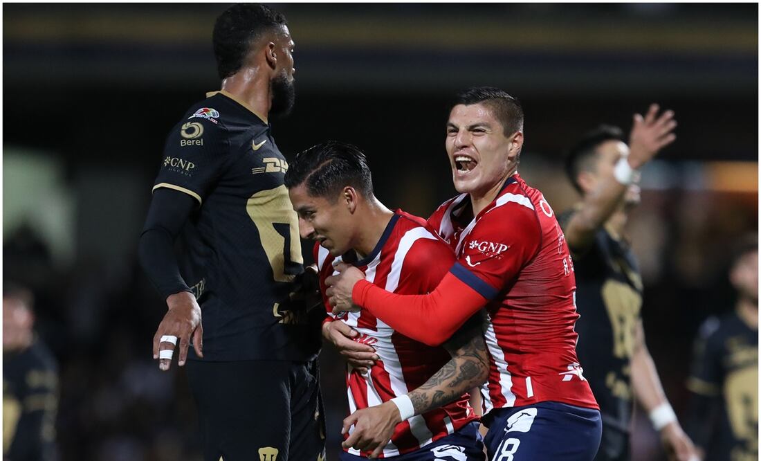 Jugadores de Chivas festejando un gol en Ciudad Universitaria ante Pumas / FOTO: Imago7