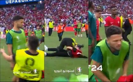 ¡Era de roja! Elemento de seguridad taclea a Gonçalo Ramos, de Portugal, por detener a un espontáneo