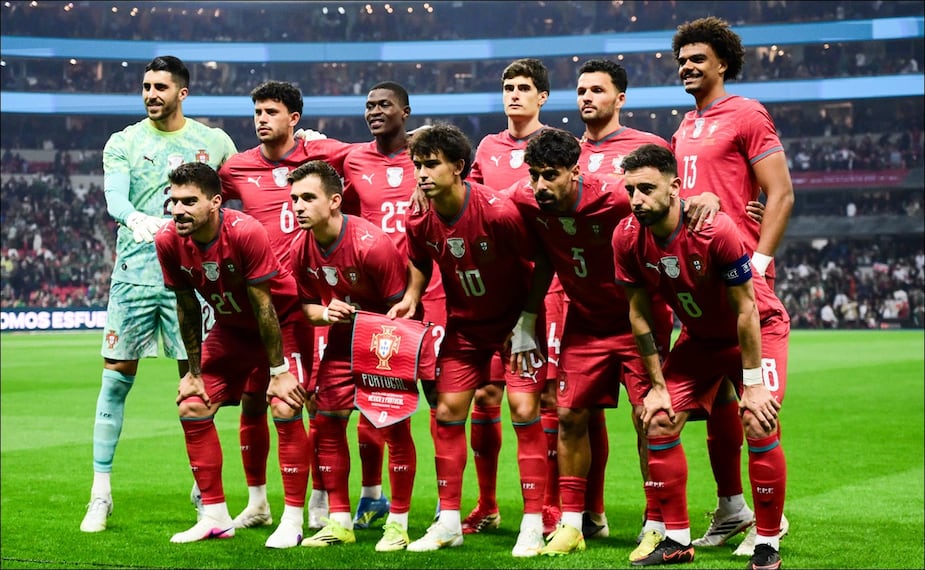 La selección de Portugal posa para la foto antes del juego contra México en el Estadio Azteca. FOTO: Imago7
