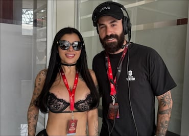 Marc Crosas presume fotografía con Karely Ruiz durante el Mundial de la Kings League