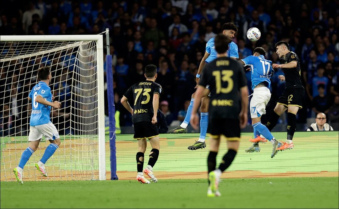 Johan Vásquez, del Genoa, anota en el partido contra el Nápoles en el Estadio Diego Armando Maradona. FOTO: AP