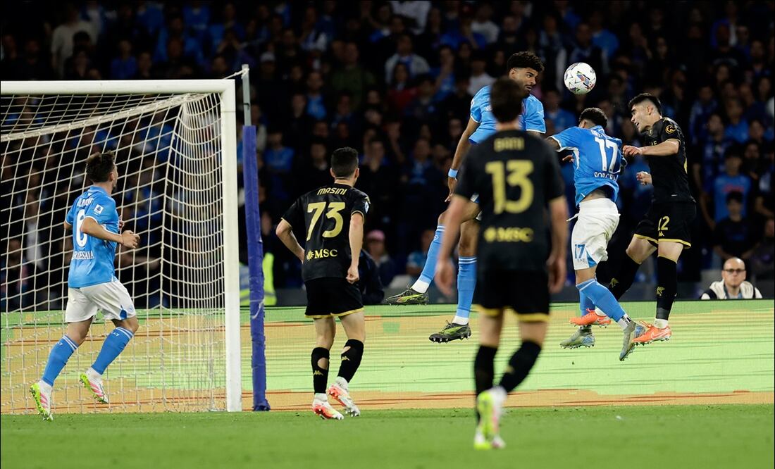 Johan Vásquez, del Genoa, anota en el partido contra el Nápoles en el Estadio Diego Armando Maradona. FOTO: AP