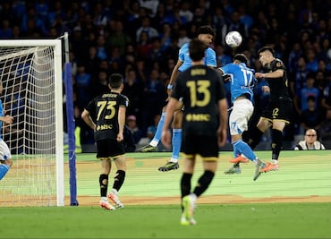Johan Vásquez marca gol con el Genoa y frena al Nápoles en su carrera por el Scudetto