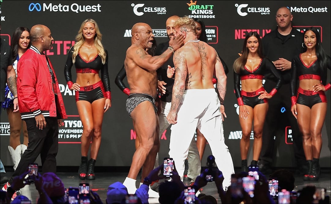 Mike Tyson propina una fuerte cachetada a Jake Paul durante su ceremonia de pesaje. FOTO: AFP