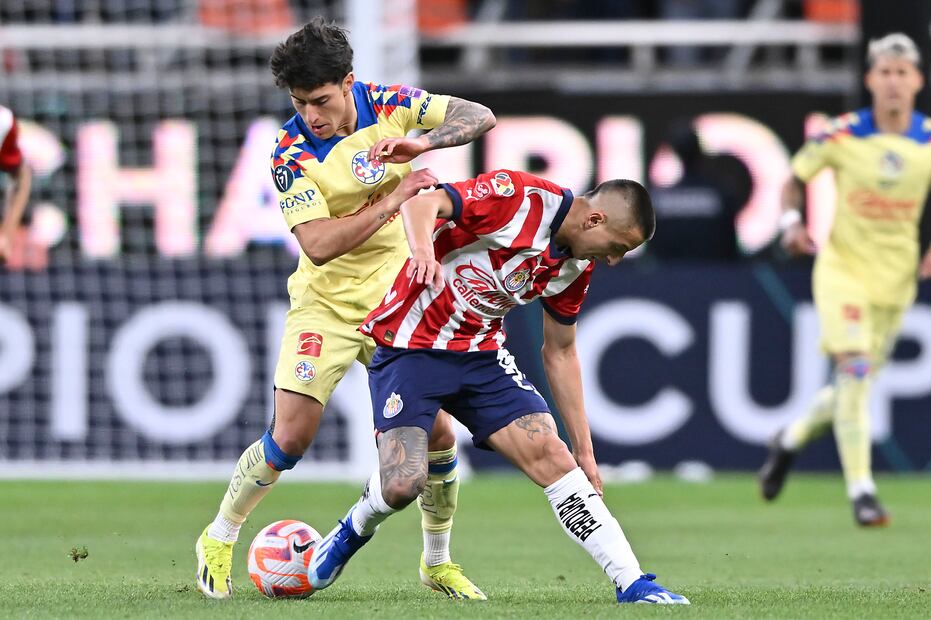 Alejandro Zendejas y Roberto Alvarado durante el Clásico Nacional - Foto: Imago7
