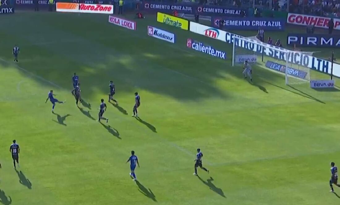 Carlos Rotondi se animó a pegarle desde afuera del área para poner el 1-0 parcial ante Necaxa. Foto: Especial