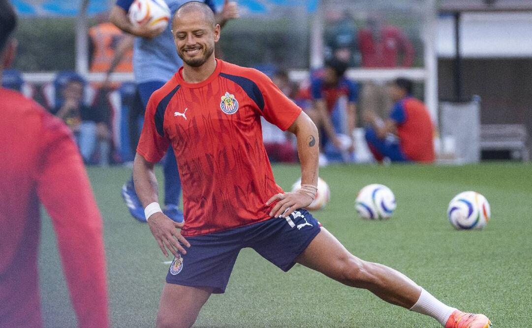Chicharito Hernández tendrá que esperar su oportunidad en la banca de las Chivas. Foto: Imago7