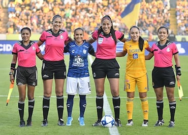 Árbitras de Liga MX son captadas silbando en el llano y Paco Chacón las exhibió