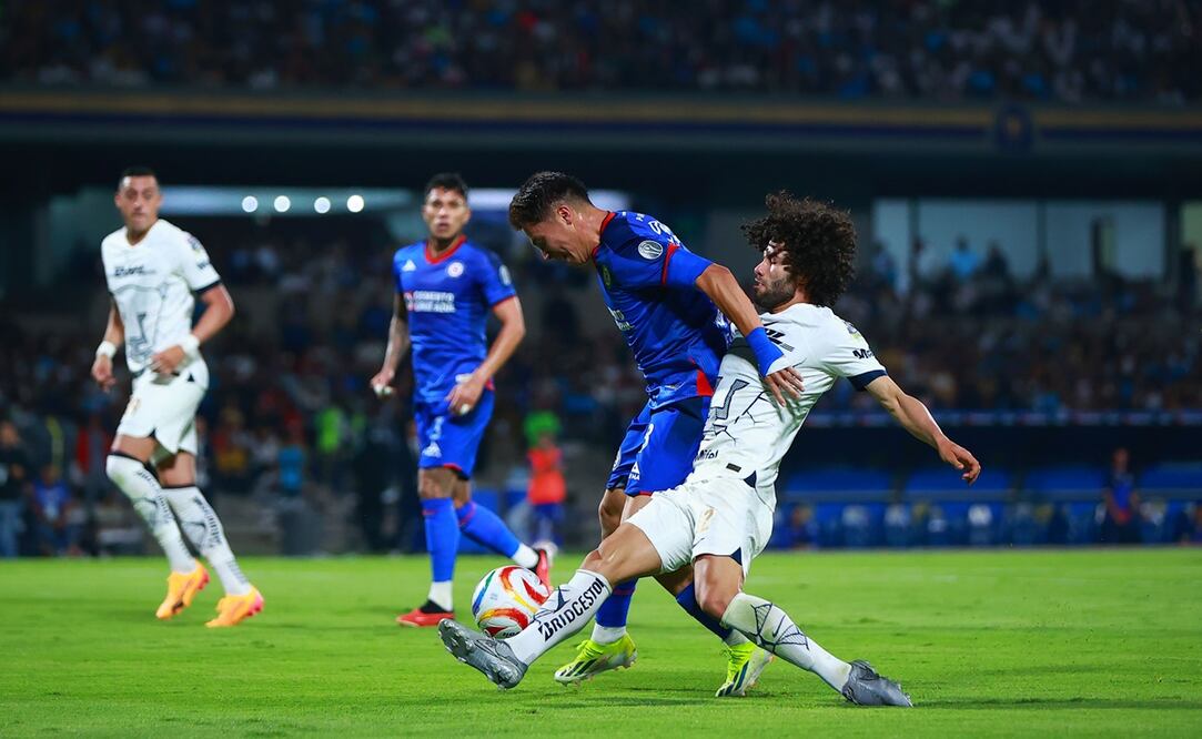 César 'Chino' Huerta y Rodrigo Huescas disputando un balón en el Pumas vs Cruz Azul de Liguilla / FOTO: Imago7