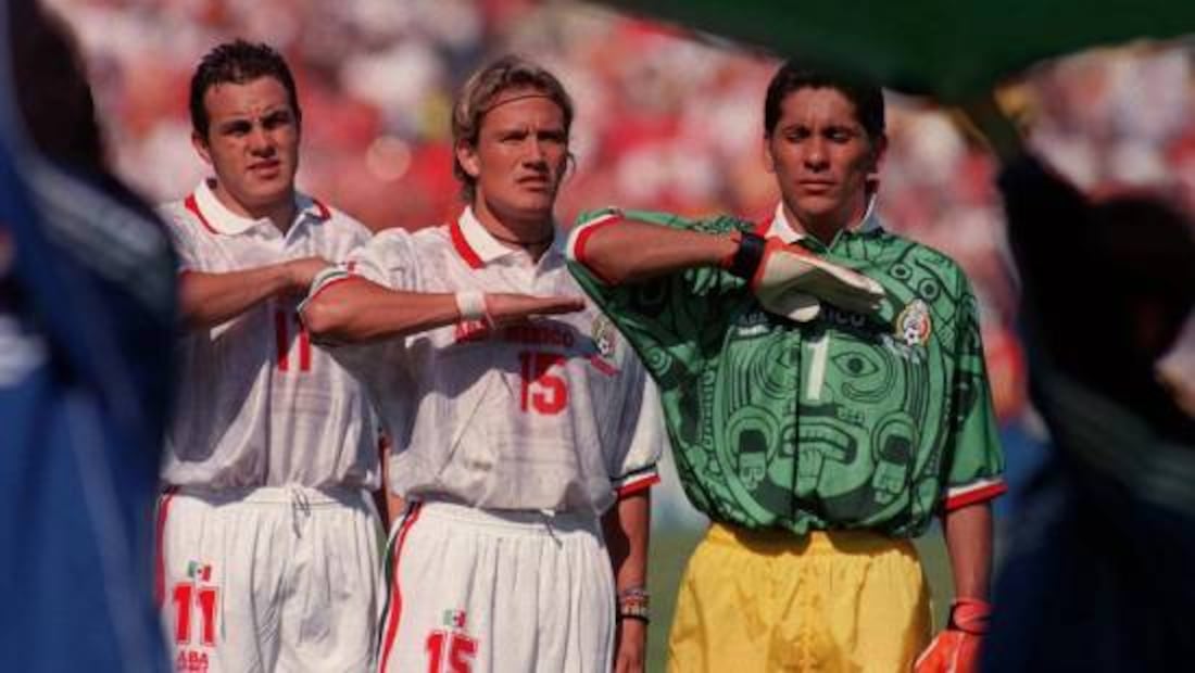 Jorge Campos estuvo combinando los uniformes de ABA Sports y Nike durante el Mundial de Francia 98. Foto: Especial