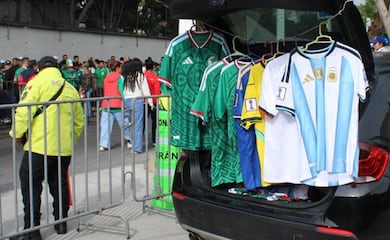 Fiebre del Mundial impulsa venta de jerseys pirata en el Centro Histórico