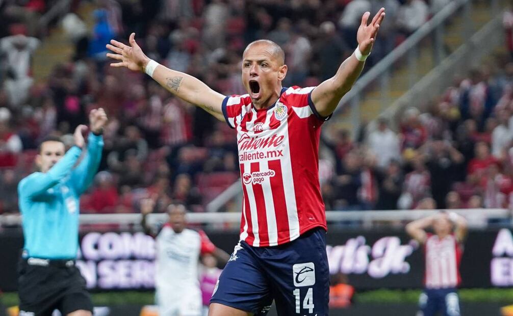 Chicharito Hernández recibió infinidad de insultos de parte de la afición de Chivas. Foto: Imago7