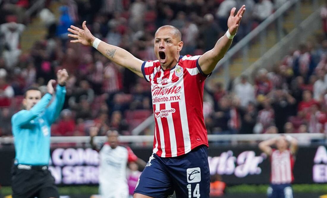 Chicharito Hernández recibió infinidad de insultos de parte de la afición de Chivas. Foto: Imago7