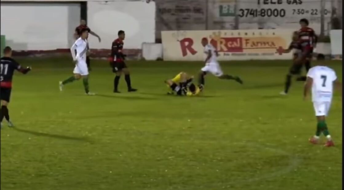 Futbolista acusado de intento de homicidio por patear a un árbitro