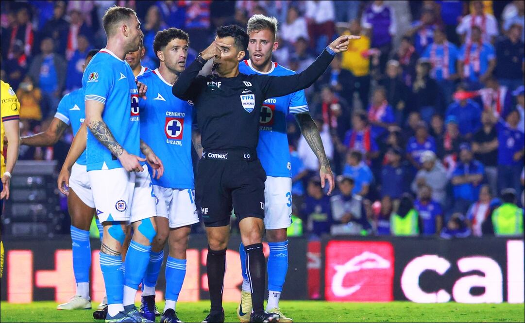 Jugadores de Cruz Azul reclaman una jugada al árbitro Adonai Escobedo. FOTO: Imago7