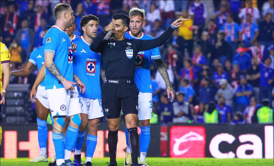 Jugadores de Cruz Azul reclaman una jugada al árbitro Adonai Escobedo. FOTO: Imago7
