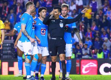 Gente de Cruz Azul explota contra el cuerpo arbitral; caos en los vestidores: "Eres una rata"