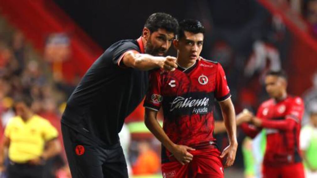 Gilberto Mora está aprendiendo mucho de Sebastián Abreu en Xolos. Foto: Imago7