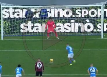 Guillermo Ochoa estuvo a centímetros de ser el héroe del Salernitana en un penalti ante Napoli